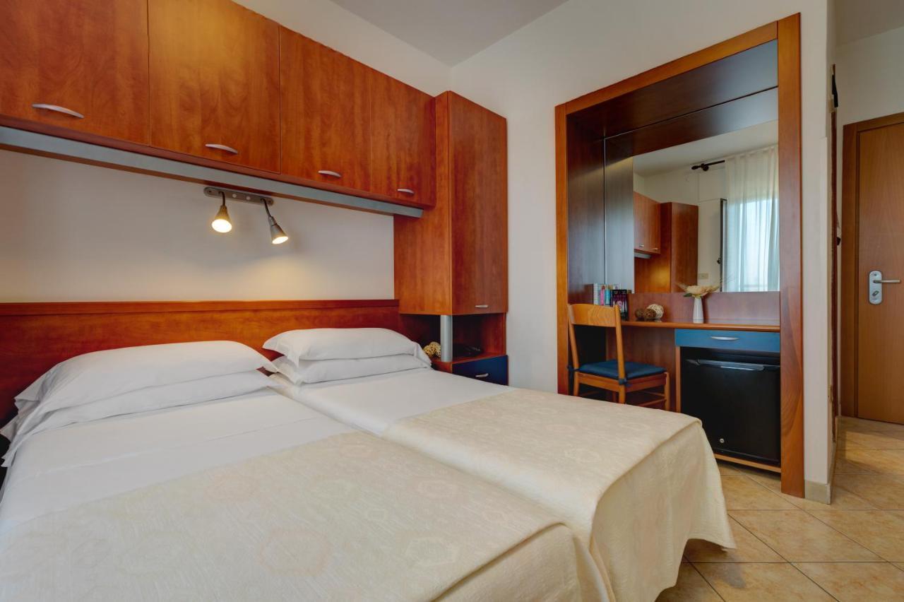Hotel Frank ลิโดดิเยโซโล ภายนอก รูปภาพ