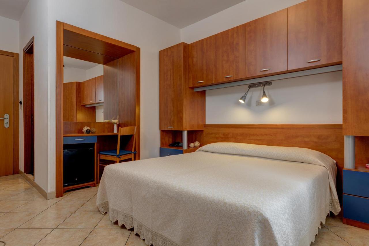 Hotel Frank ลิโดดิเยโซโล ภายนอก รูปภาพ